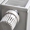 Abb. Heizkörper mit Thermostat Abb. Heizkörper mit Thermostat