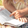 Abb. Kind liest ein Buch Abb. Kind liest ein Buch