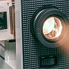 Abb. Licht tritt aus der Linse eines Diaprojektors Abb. Licht tritt aus der Linse eines Diaprojektors