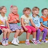 Abb. Eine Kindergruppe sitzt auf einer Bank