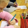 Abb. Kinder malen mit Buntstiften auf Papier