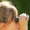 Abb. Kind beobachtet durch ein Fernglas - Kindergottesdienst Abb. Kind beobachtet durch ein Fernglas - Kindergottesdienst