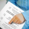 Abb. Kind zeigt auf einen Fragebogen - Kindergottesdienst Abb. Kind zeigt auf einen Fragebogen - Kindergottesdienst