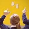 Abb. Kinder heben die Hand zum Feedback