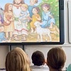 Abb. Großer Wandmonitor vor Kindergruppe Abb. Großer Wandmonitor vor Kindergruppe