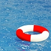 Abb. Rettungsring schwimmt auf dem Wasser
