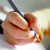 Abb. Ein Kind hält einen Bleistift zum Schreiben in der Hand