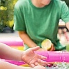 Abb. Kinder spielen draußen