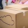 Abb. Zwei Kartons am Boden vor einer Kindergruppe - Kindergottesdienst