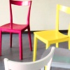 Abb. Bunte Stühle im Kreis