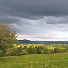 Abb. Dunkle Wolken über der Landschaft