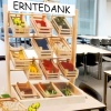 Abb. Ein kleiner Verkaufsstand für die Früchte steht auf einem Tisch