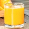 Abb. Ein Glas mit Fruchtsaft steht auf dem Tisch